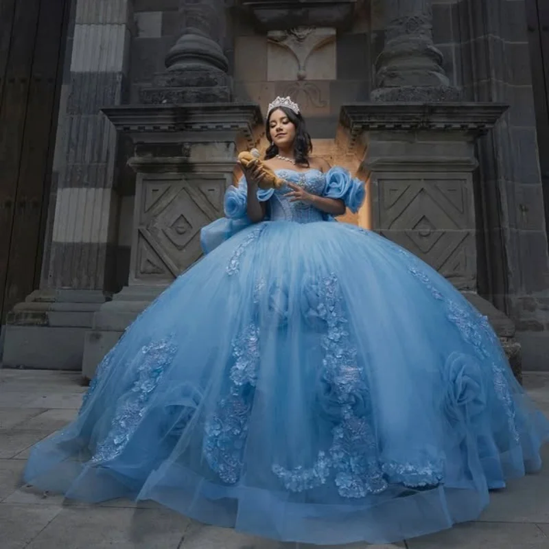 Abiti Quinceanera blu personalizzati con spalle scoperte Applique in tulle Grande fiore 3D con fiocco in pizzo Vestido De 15 Quinceanera