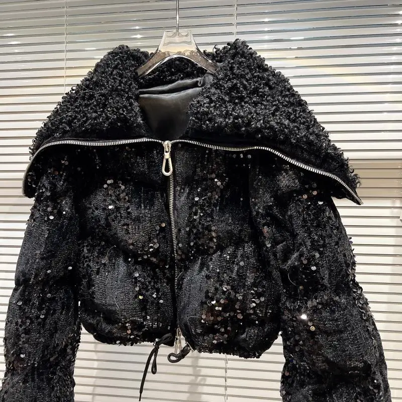 Chaqueta de invierno para mujer, chaqueta corta de algodón, diseño moderno con cuello de terciopelo azul marino y lentejuelas brillantes, abrigo de corte amplio, tendencia actual para el invierno.