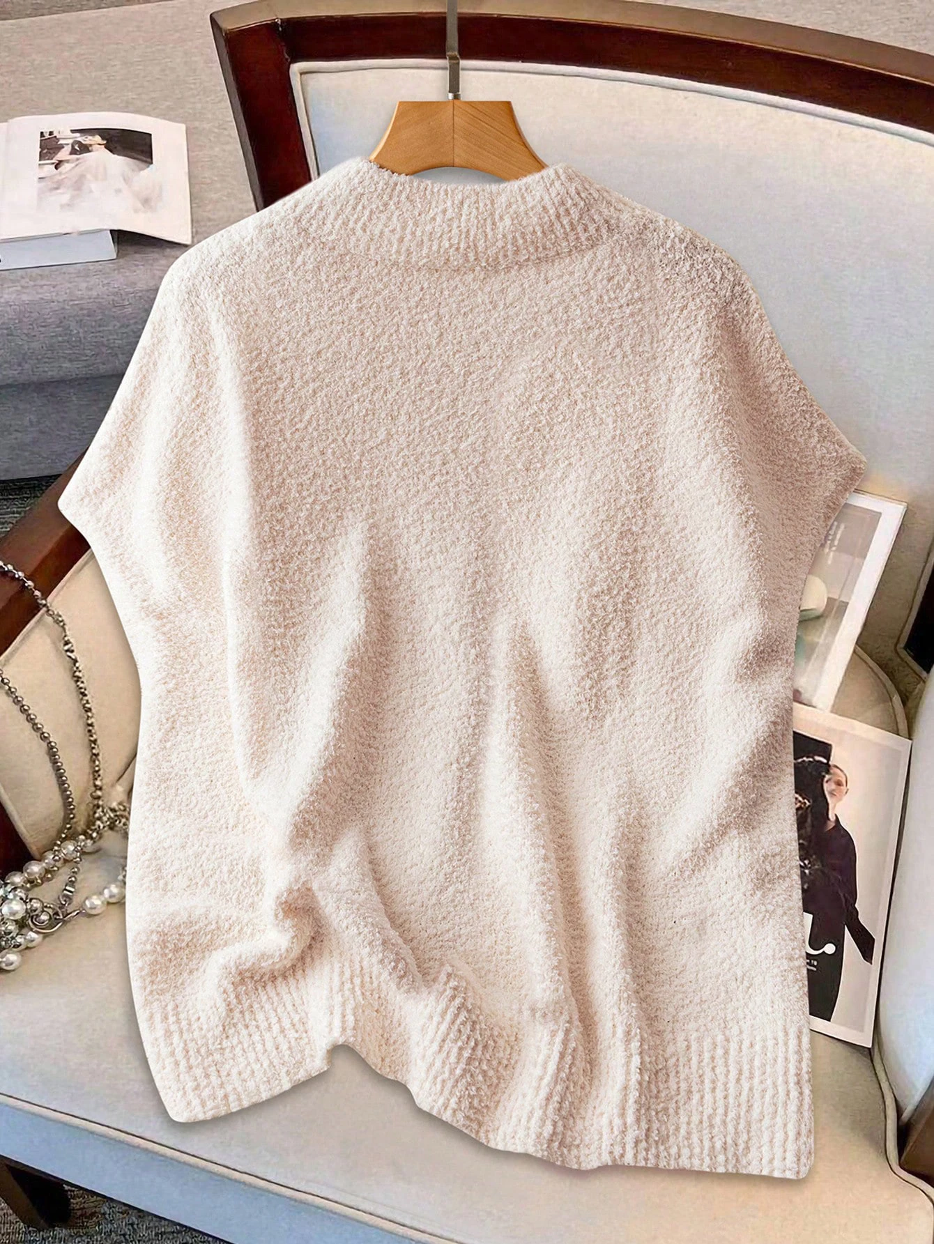 เสื้อกั๊กไหมพรมผู้หญิงสีเบจทรงโอเวอร์ไซส์ แขนกุด คอกลม ผ้ามีเท็กซ์เจอร์ ทรงหลวม