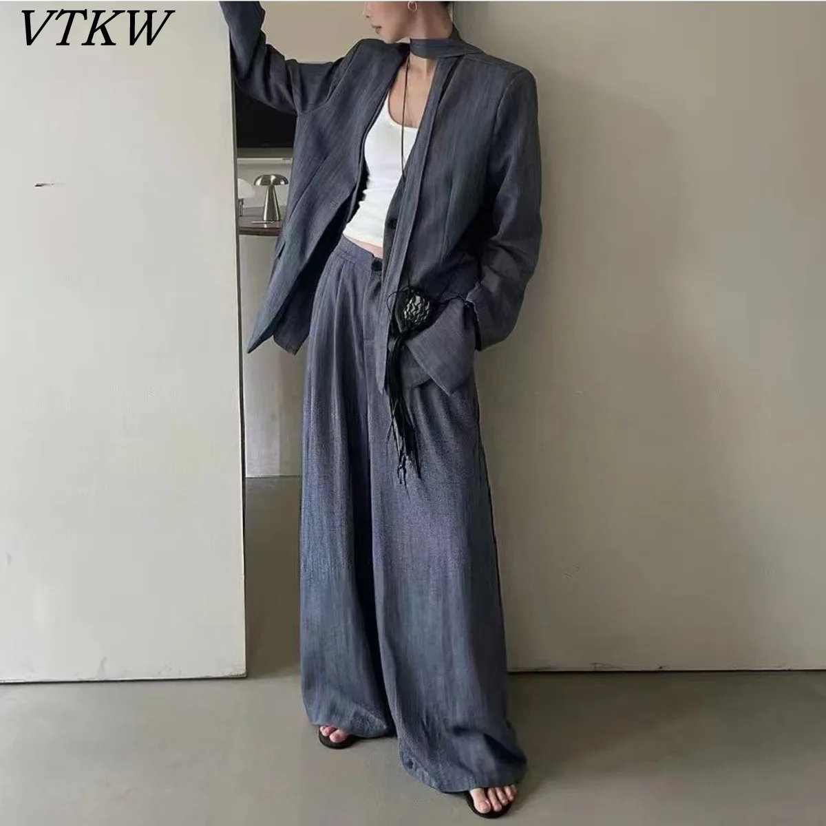 

Костюм-двойка VTKW 2026: Блейзер без воротника, съемный ремень на шее, однобортный, широкие брюки.