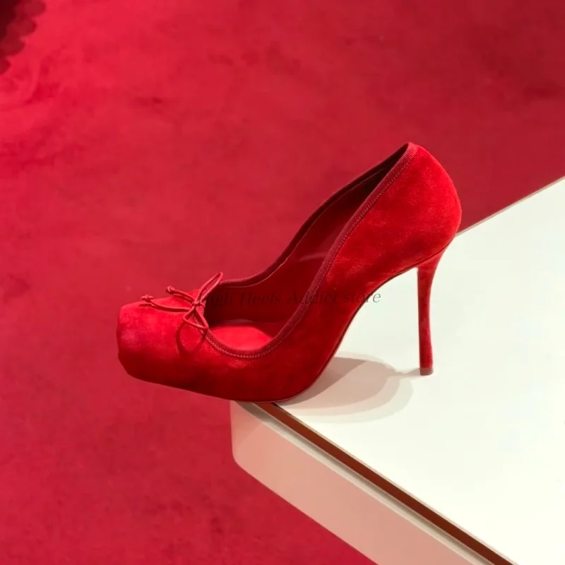 2026 Neu in süßer Bogen-Ballett-Seiden-High-Heels für Damen, sexy rotes/schwarzes Wildleder, quadratische Zehenpartie, Luxus-Designer-Pumps, Party-Hochzeitsschuhe