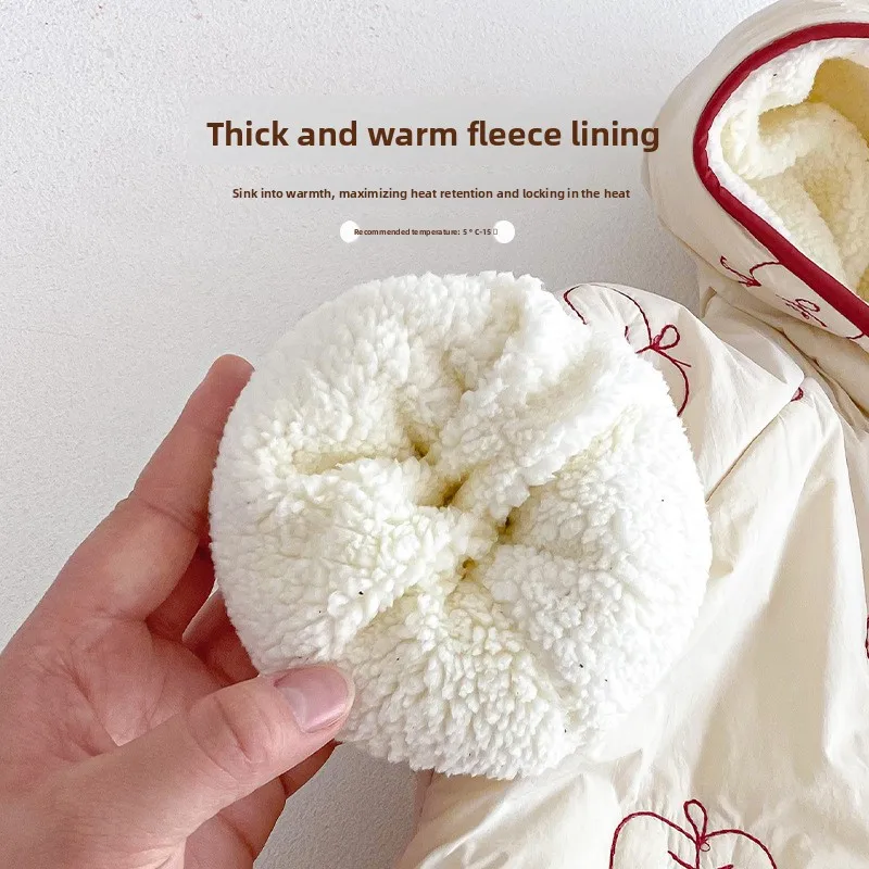 ملابس أطفال مطرزة بالتفاح للعام الجديد مع إكسسوارات للكلاب 2025 بذلة سميكة مبطنة بالقطن للشتاء الجديد