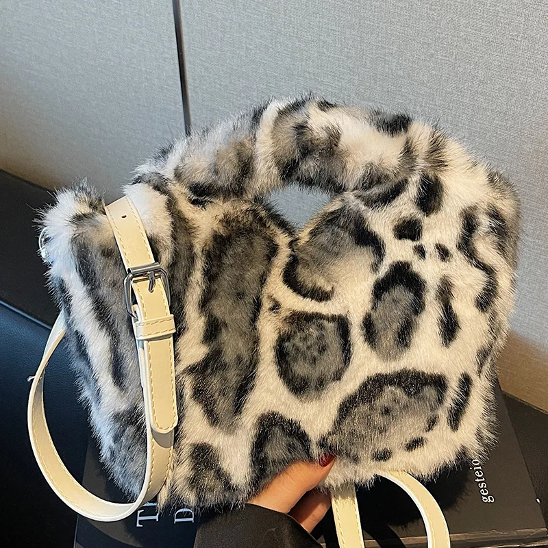 

2025 Fall New Faux Fur Leopard Bag Women Vintage Street Trendy Shoulder Crossbody Large Capacity Plush Purse