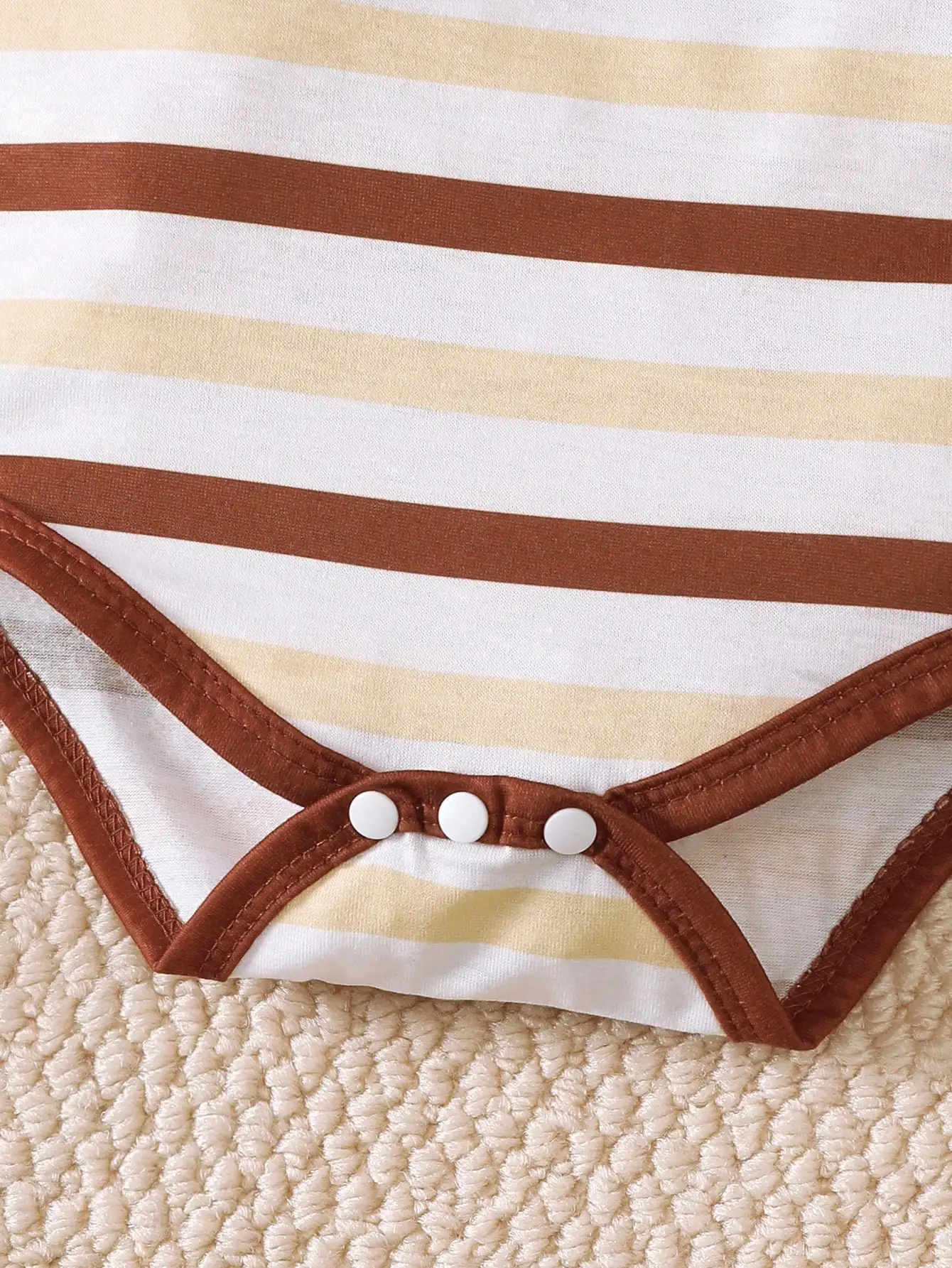 Baby-Bären-Strampler-Set mit langen Ärmeln, bestehend aus drei Teilen, darunter ein gestreiftes Bären-Design, ein kariertes Bären-Design und ein großes, dunkelbraunes Cartoon-Bären-Design. Geeignet für den täglichen Gebrauch und Ausflüge von Neugeborenen. Vielseitiges, schlichtes Strampler-Set für Babys im Frühling und Herbst. – Detail 6