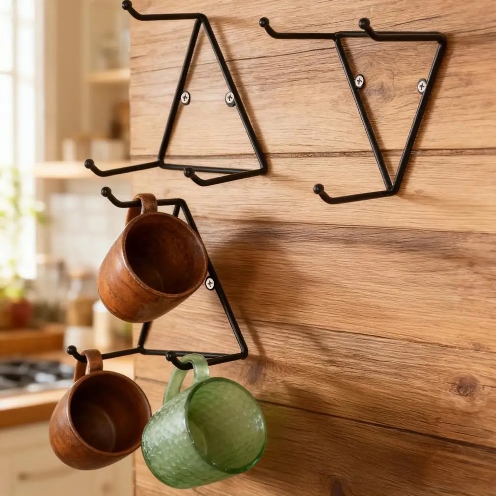 منظم كوب معدني هندسي حامل كوب قهوة مثلث معدني مع 3 خطافات لتنظيم مكتب المطبخ وجدار أسود غير لامع