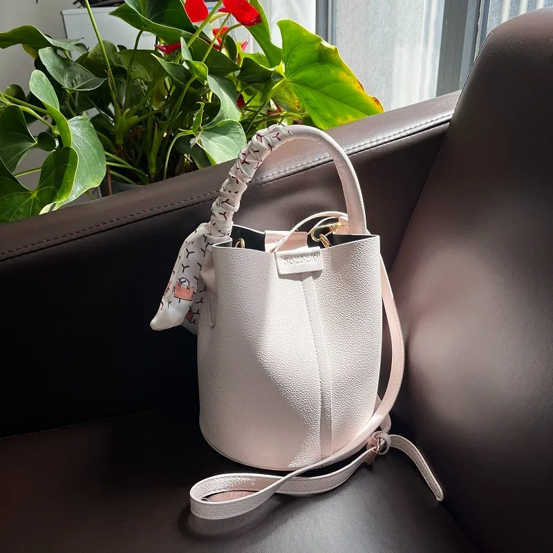 

Нишевая сумка через плечо из искусственной кожи большой емкости, модные универсальные сумки 2025, лидер продаж для женщин, однотонные темпераментные сумки на плечо