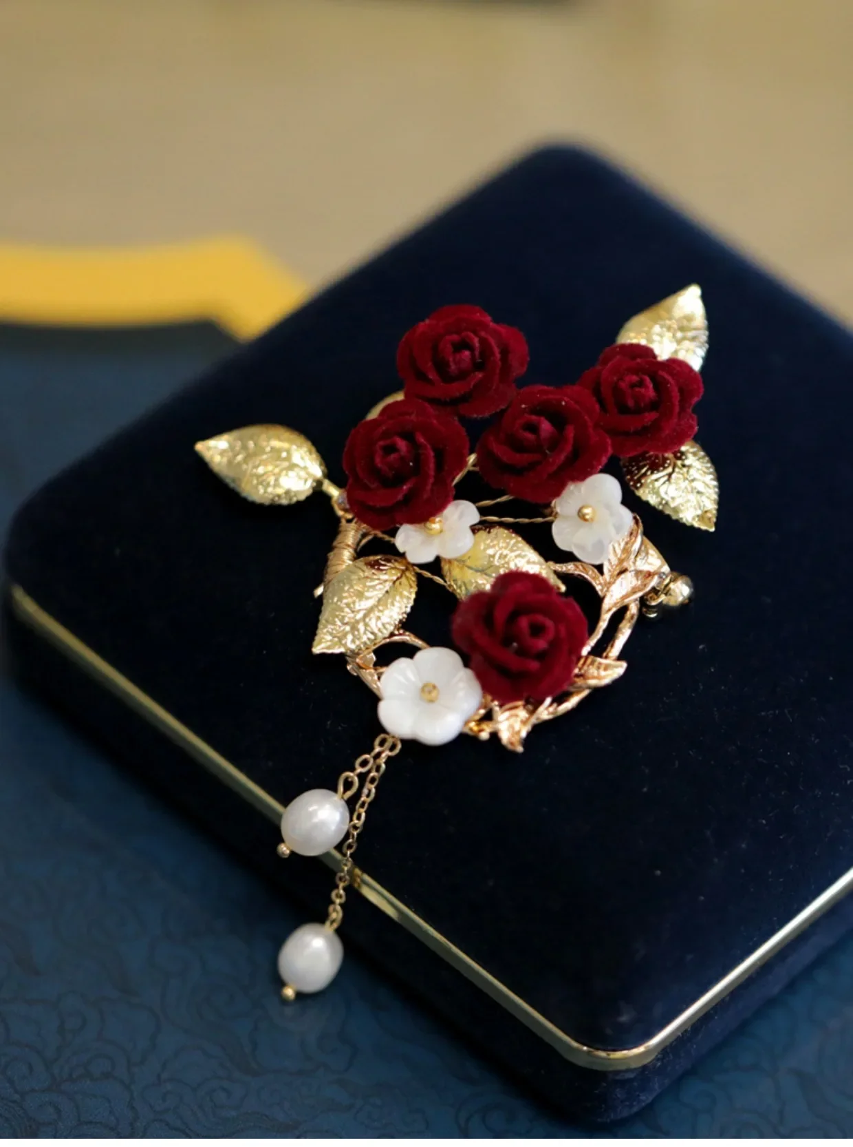 FXLRY High-end Original Handmade Vintage Pearl Brooch Autumn Winter Camellia Corsage Red Coat Cardigan Pin Decorative Button Acc