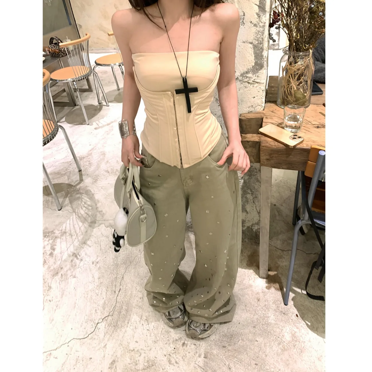 

Комплект из двух предметов: утягивающий боди с одним открытым плечом и коррекцией живота, модный жилет с эффектом корсета, винтажные свободные брюки с широкими штанинами и низкой талией.