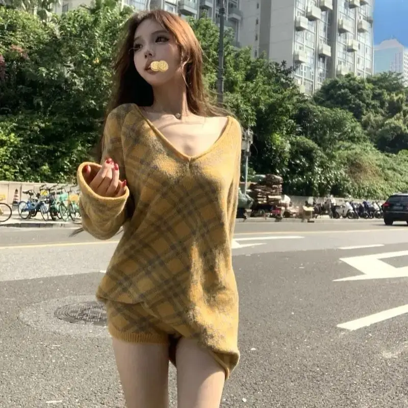 Two-Piece Yellow Diamond Lattice V-Neck Off-The-Shoulder Long-Sleeved Sweater Shorts 2024 Autumn Winter New Korean Version Suit