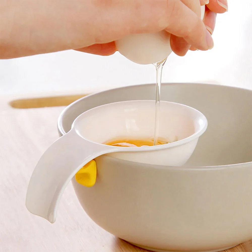 1pcThe silicone shell of the kitchen egg white separator is stuck at the edge of the bowl