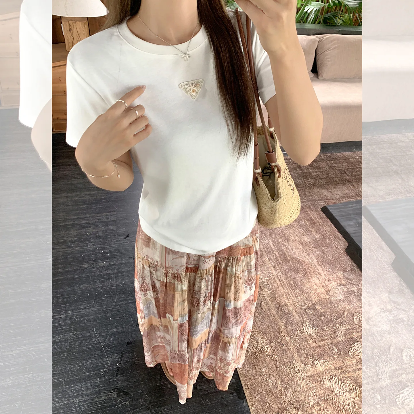 ฤดูร้อนสีทึบSlimming OOTDสไตล์เกาหลีสนุก 3Dตกแต่งไหล่ขวารอบคอแขนสั้นเสื้อยืดผู้หญิง 2025