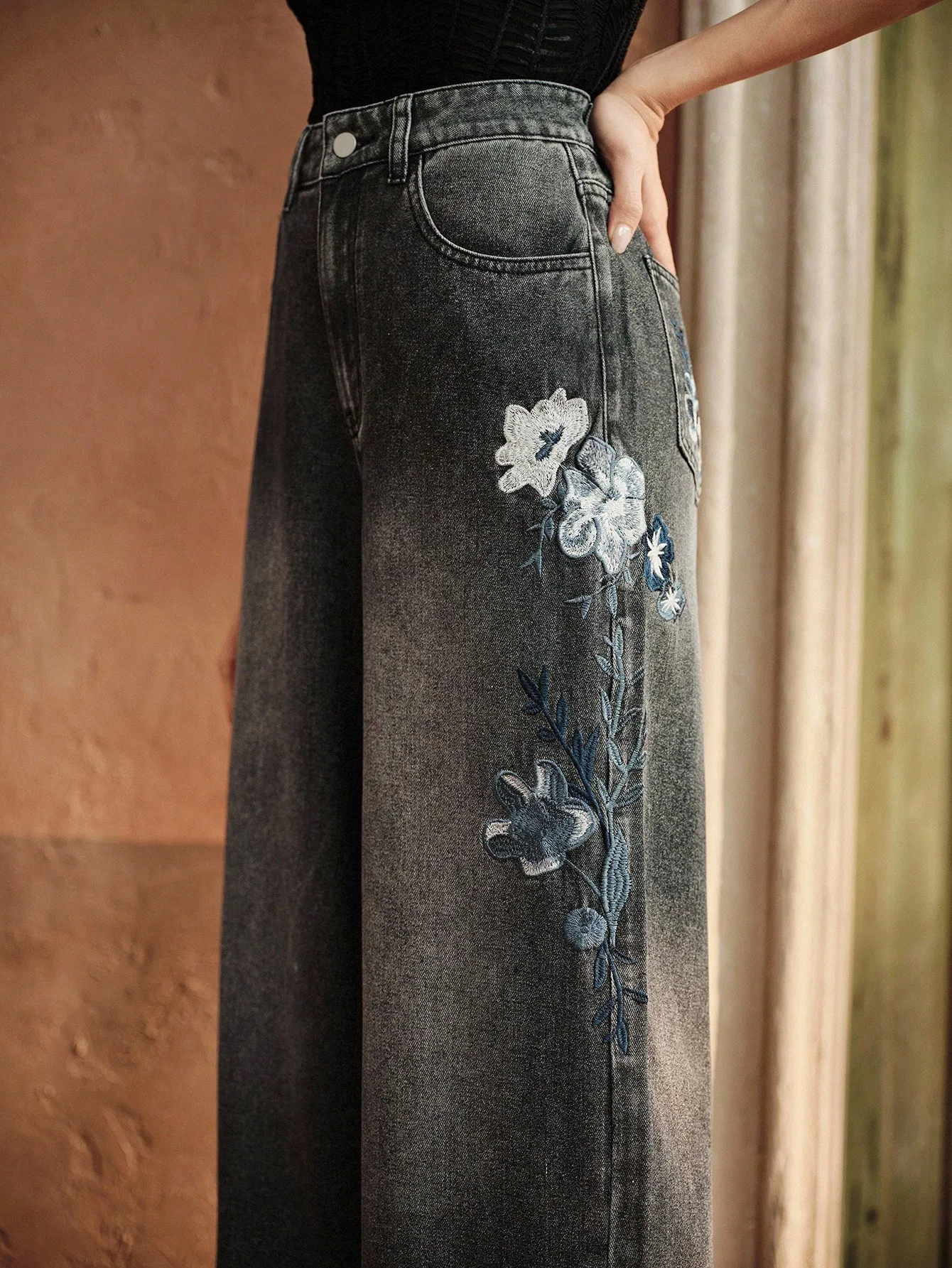 

Женские джинсы с высокой талией, широкими штанинами и цветочной вышивкой, черные, с эффектом потертости