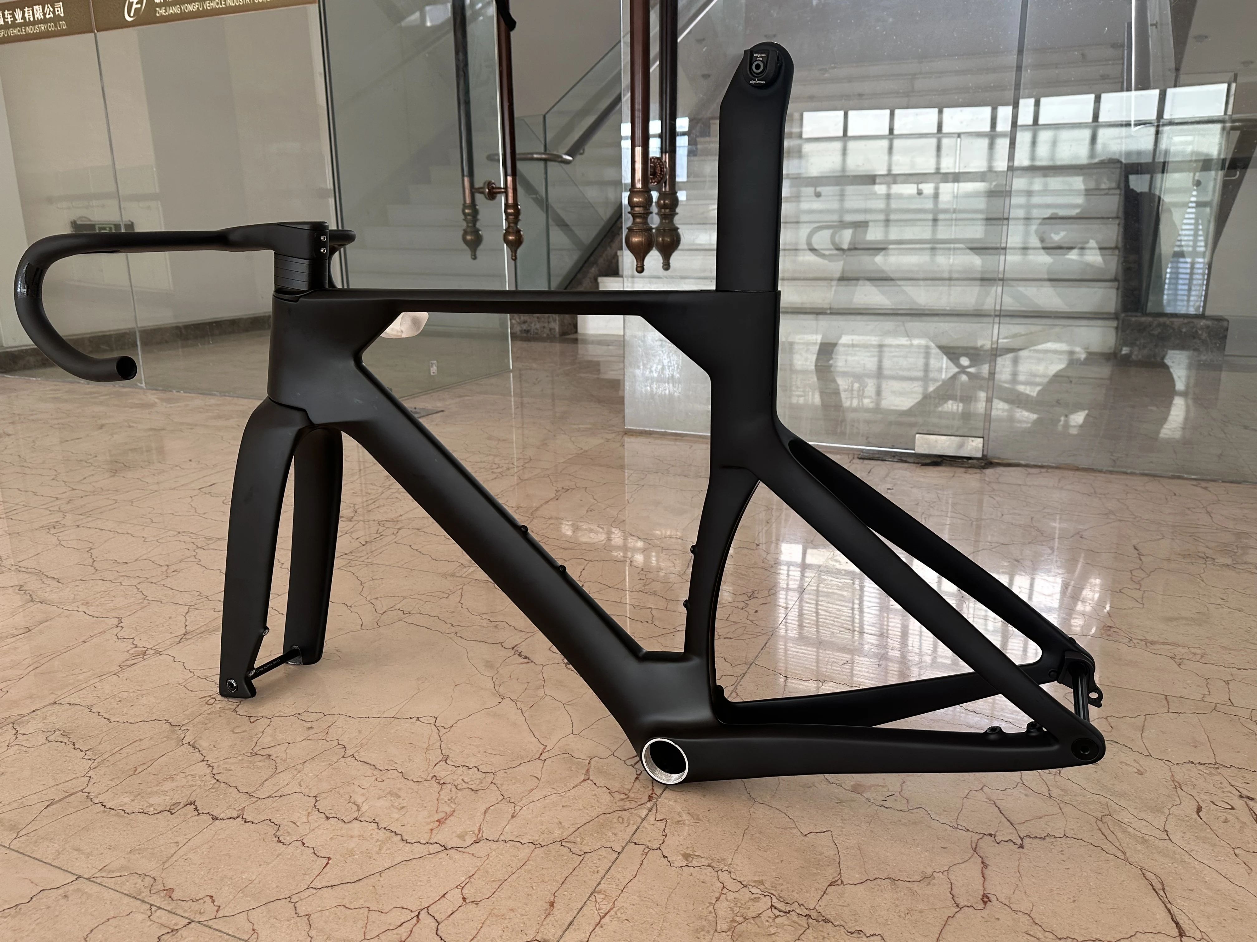 Professional Di2 Aero Carbon Road Bike, Carbon Fiber Material, Aerodynamic Frame High Speed Racing Cycling Bicycle