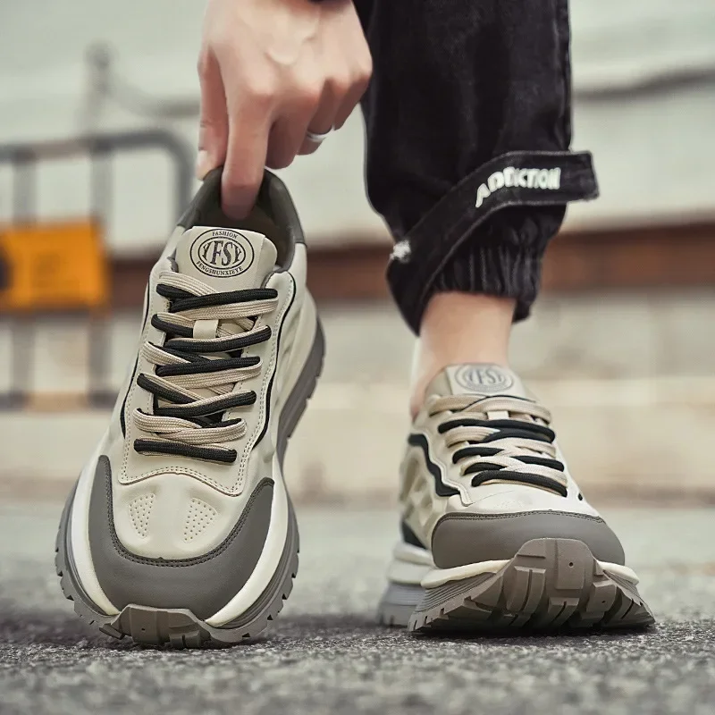 أحذية رياضية رجالية رائعة جديدة موضة الاتجاه أحذية كاجوال متعددة الاستخدامات نعل سميك الارتفاع زيادة أحذية الجري الرياضية في الهواء الطلق