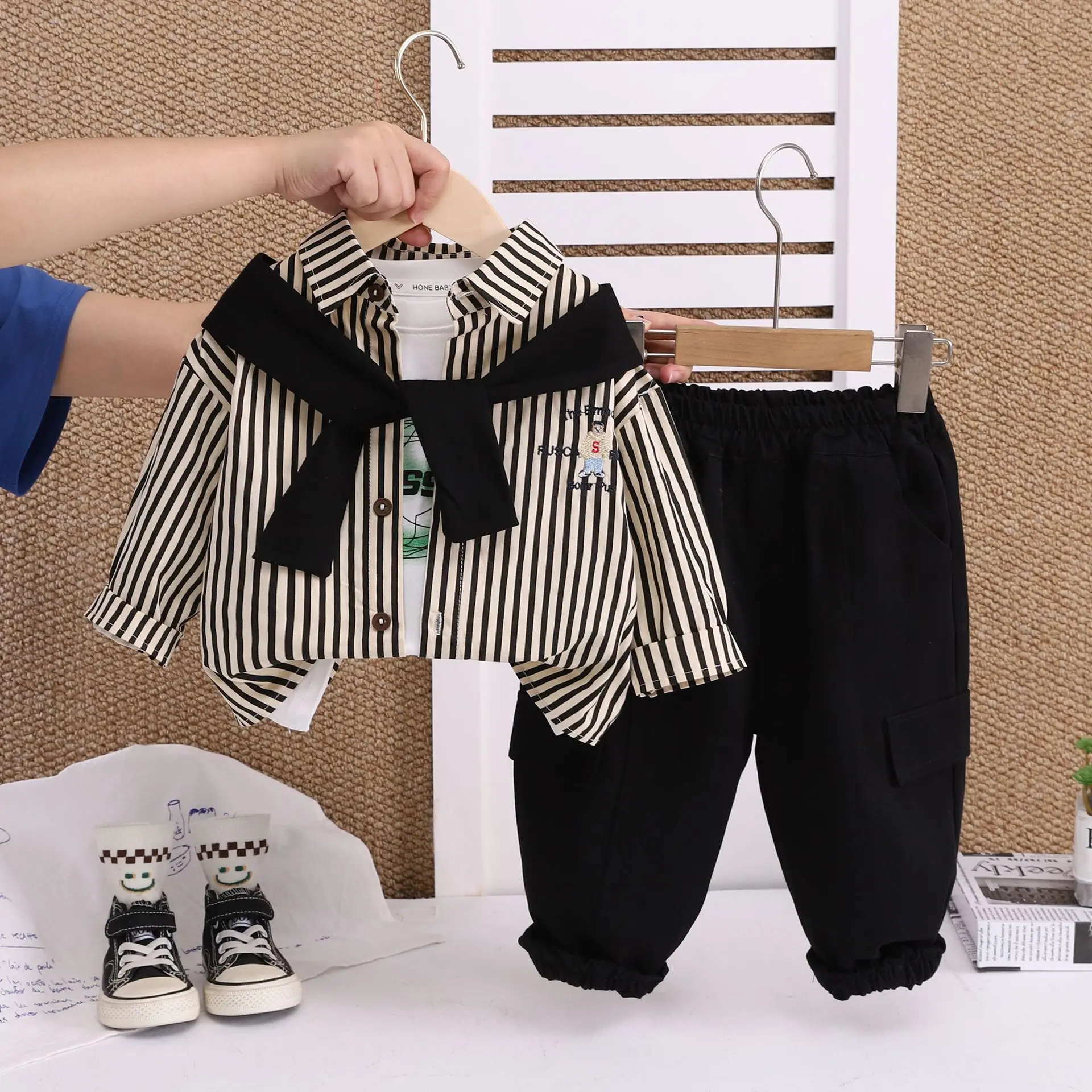 

Boys' fashion set,kids 2025 new spring and autumn Korean-style striped shirt + T-shirt + trousers, three-piece set,for 1-6 Years