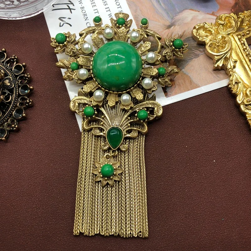 Vintage Gold Tone Heavy Metal Brooch for Women Green Stone Pearl Tassel Statement Pin Luxury Palace Style Coat Dress Jewelry