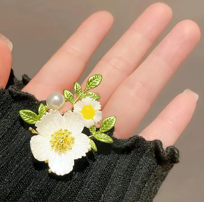 New Fashion Plants Flower Brooches For Women Luxury Brooches Daisy Jasmine Flower Pins Clothing Accessories