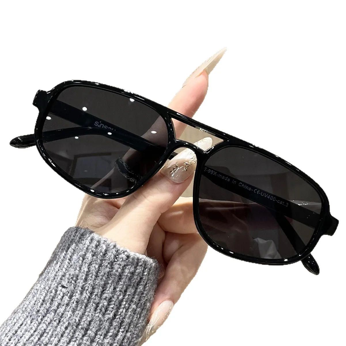 Retro Oval Unisex Solbriller UV400 - usage example