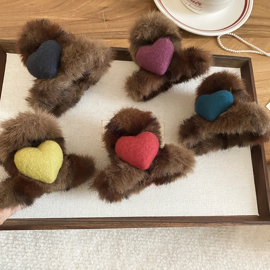 

Winter Vintage Heart-Shaped Plush Hair Clip Stylish Minimalist Warm-Tone Shark Clip Versatile Elegant Hair Accessory