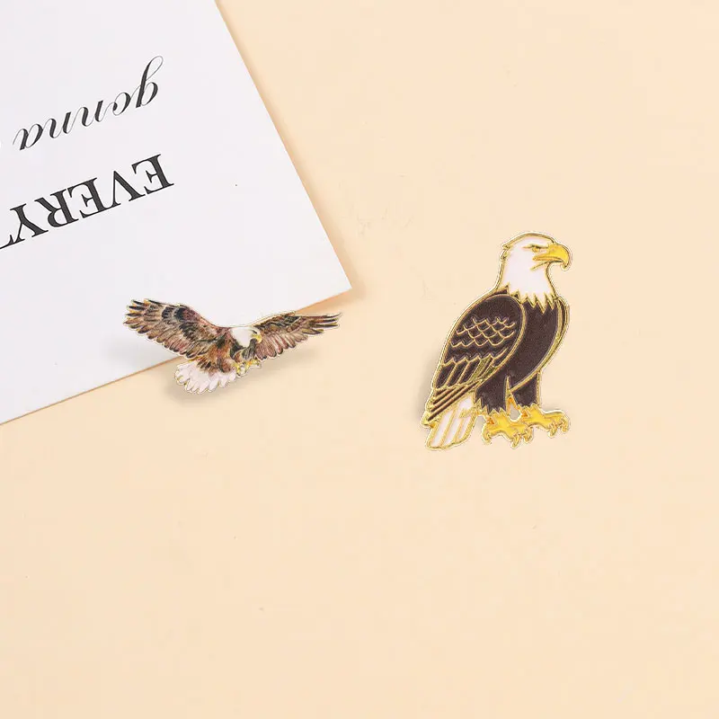Realistisches Emaille-Anstecknadel-Set mit dem Kehlgeier, schwebender und sitzender Raubvogel, Wildtier-Natur-Abzeichen, goldener Umrandung, Brosche, Schmuck, Geschenk – Detail 6