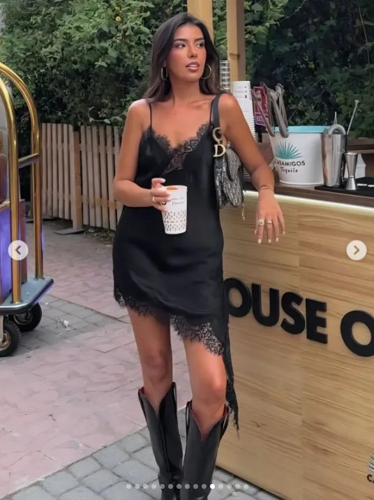 Mini abito irregolare con canottiera in pizzo satinato da donna