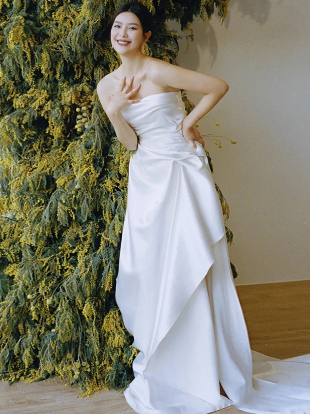 

Шелковое атласное свадебное платье в винтажном стиле с кристаллами, приталенное, из мягкой атласной ткани, с шлейфом для...