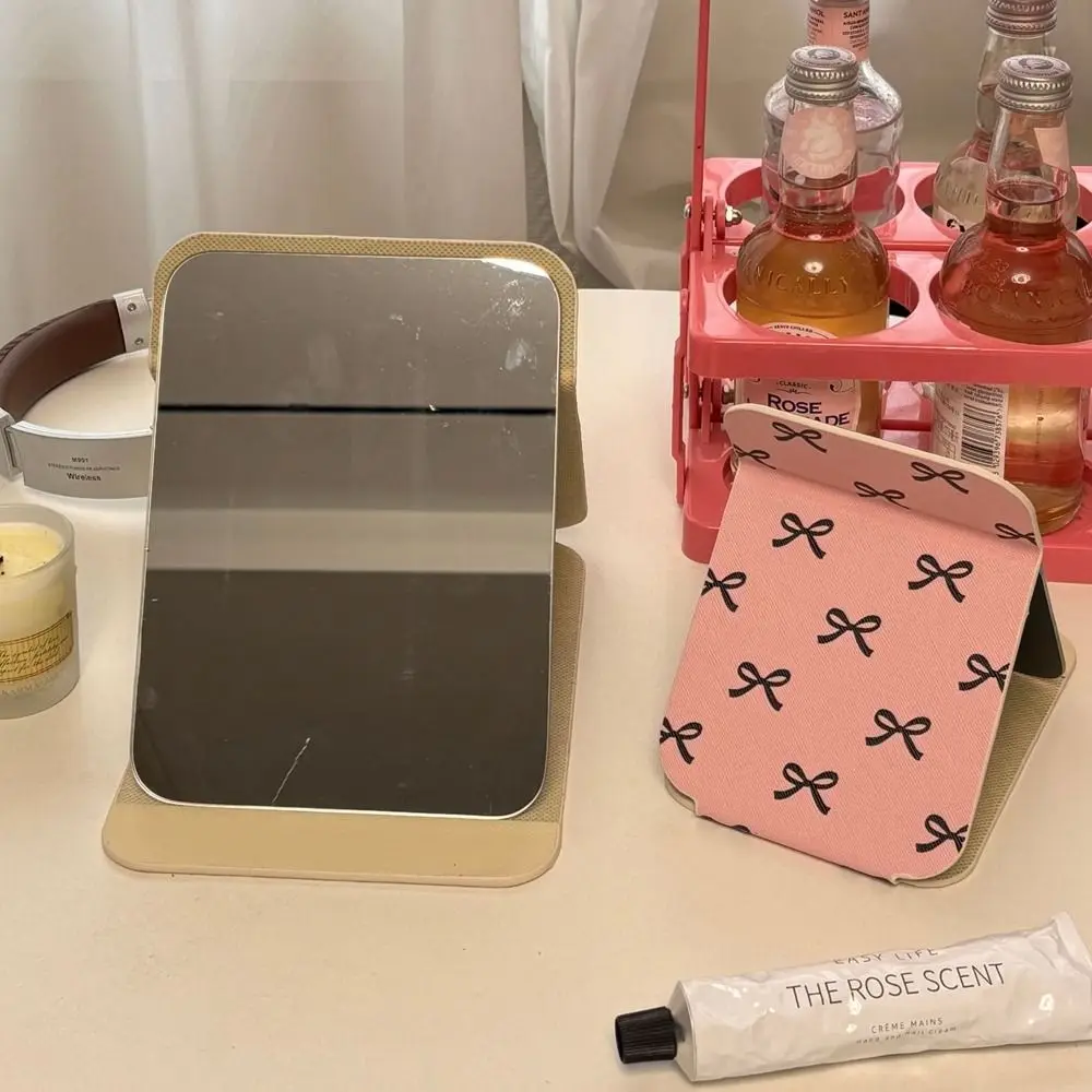 Pu-Leder-Desktop-Standspiegel, rosa Schleife, kompakter Kosmetikspiegel, Kosmetikspiegel, leicht, leicht zu tragen, zusammenklappbarer Make-up-Spiegel