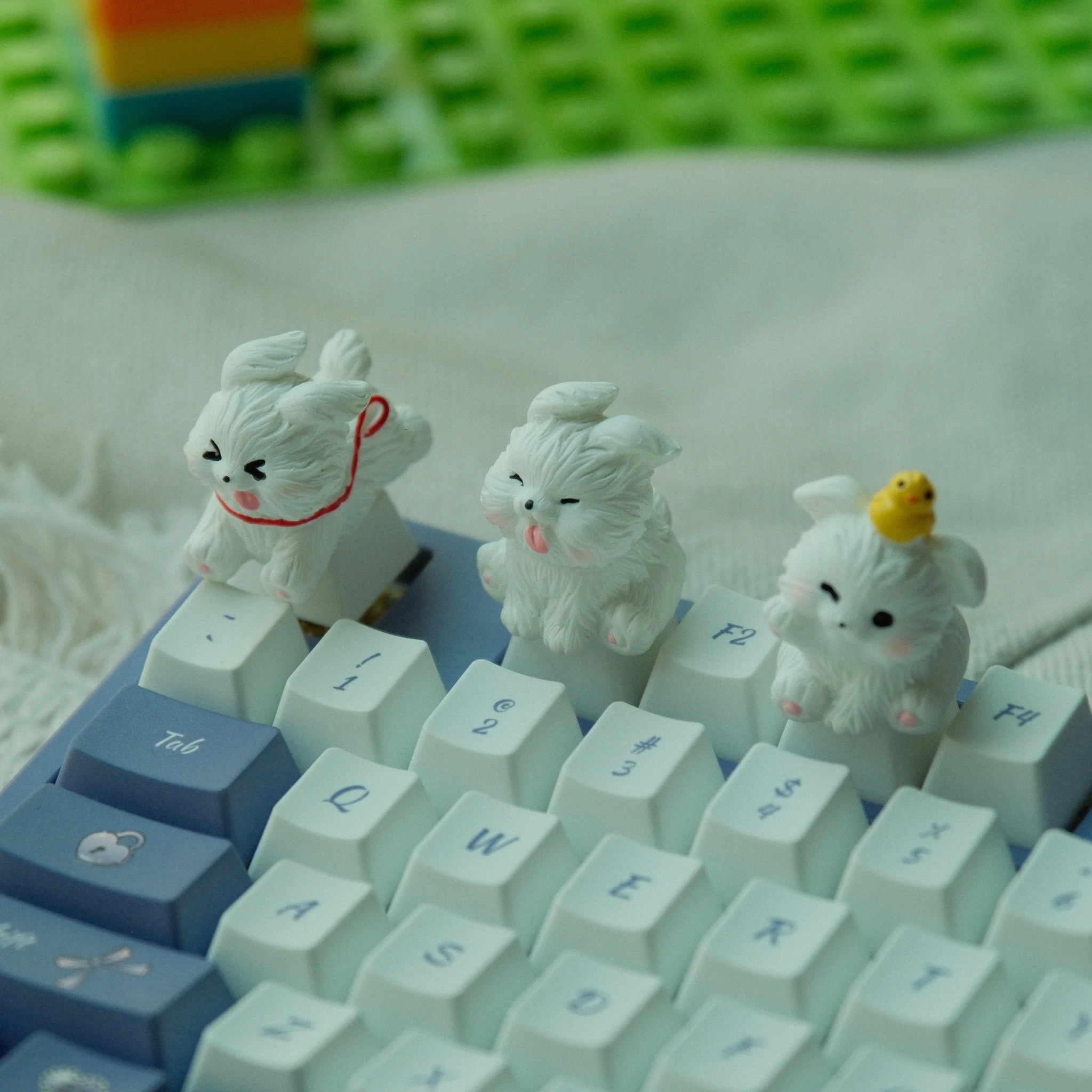 Niedliches weißes Hunde-Tastenkappen-Set, 3 Stück, flauschige Welpen-Tastenkappen, wischender Enten-Hut für mechanische Gaming-Tastaturen, Kawaii-Schreibtischdeko