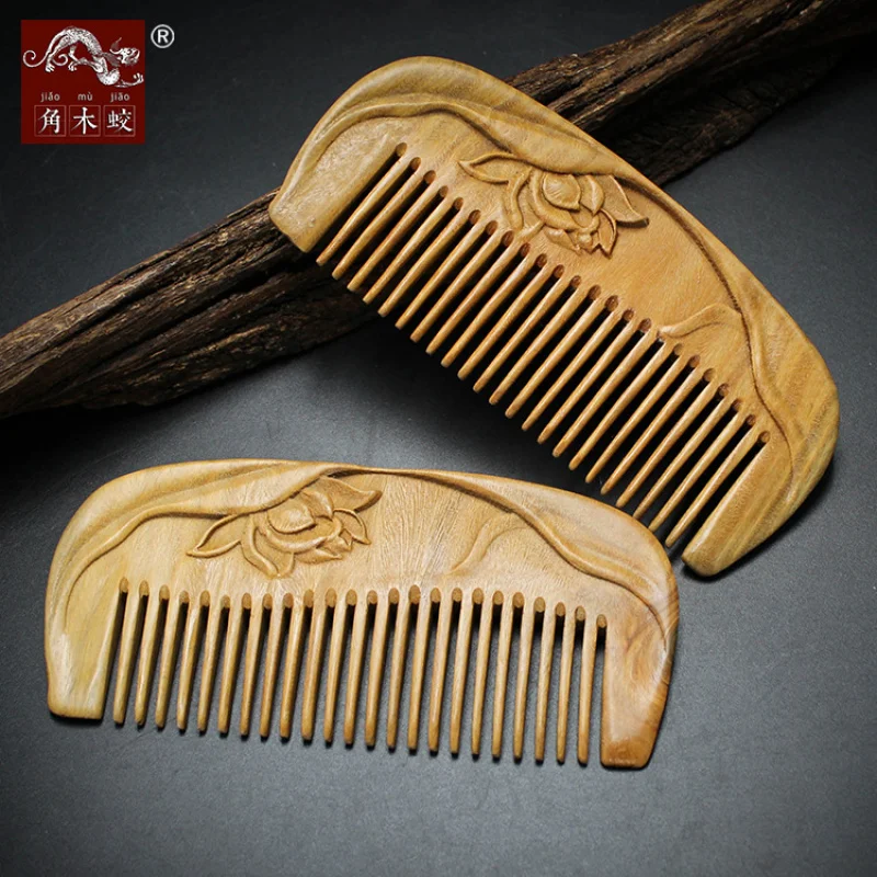 

Расческа из зеленого сандалового дерева с мелкими зубцами, вырезанная из цельного куска дерева, украшенная цветами магнолии.