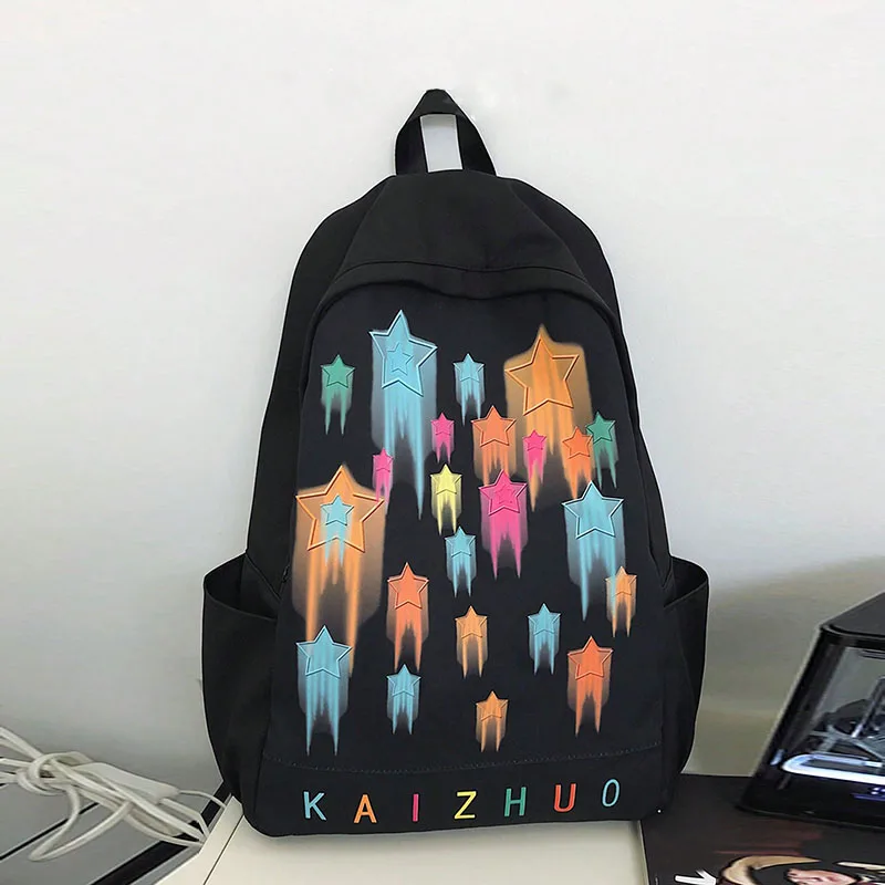 Diseña una pequeña y colorida mochila con grafiti de estrellas, una mochila liviana y práctica que es informal, sencilla y de moda.