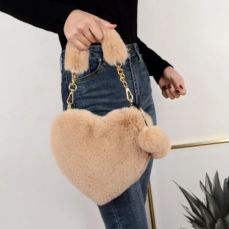 Bolso cruzado con forma de corazón, material de imitación de peluche de conejo, diseño portátil de moda, solución de almacenamiento de gran capacidad