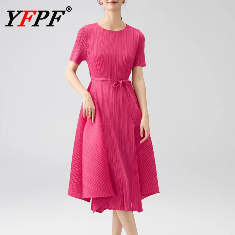 

YFPF женское платье модное плиссированное платье Miyake с коротким рукавом на шнуровке и высокой талией, длинные платья трапециевидной формы, элегантная новая одежда 2025 г.