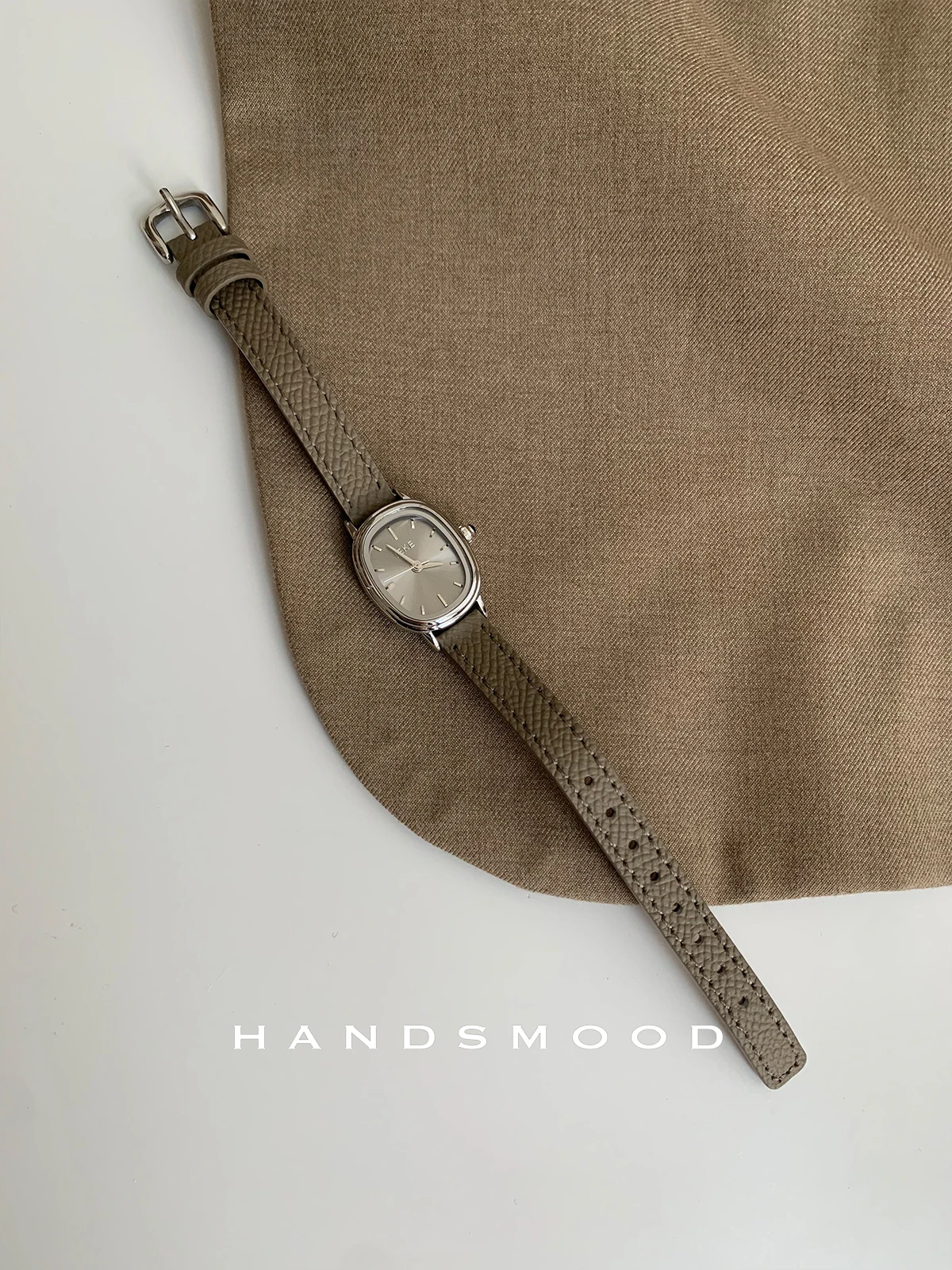 ساعة يد نسائية جديدة ساعة جلدية أنيقة ومتعددة الاستخدامات مع قرص بيضاوي رمادي مثالية لكل من المناسبات غير الرسمية والمهنية #3