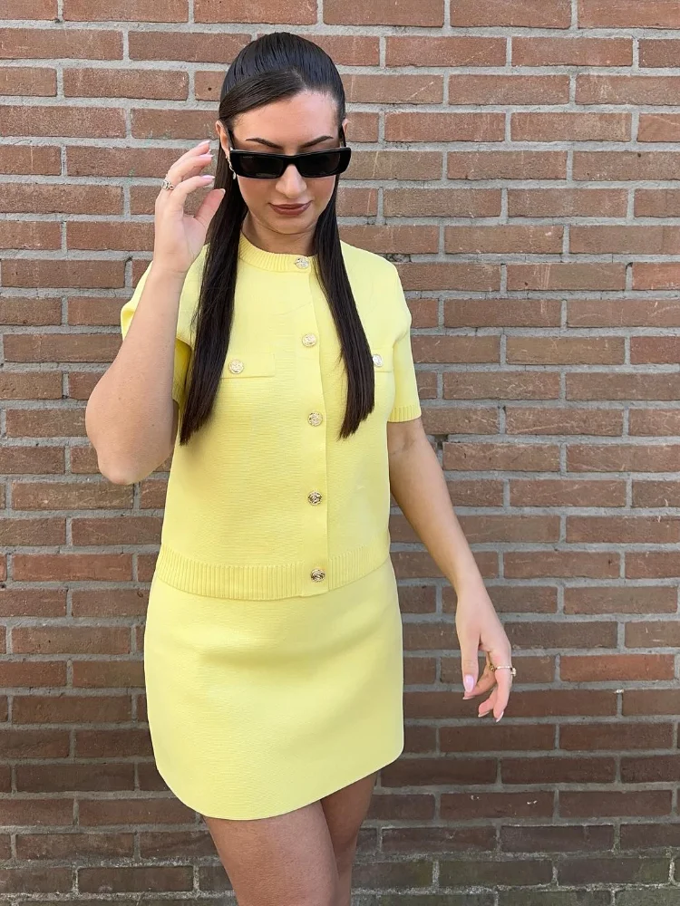 

Женский комплект из 2 предметов, вязаная мини-юбка, новый вязаный женский костюм с короткими рукавами, повседневный комплект из двух предметов, летняя женская одежда 2025