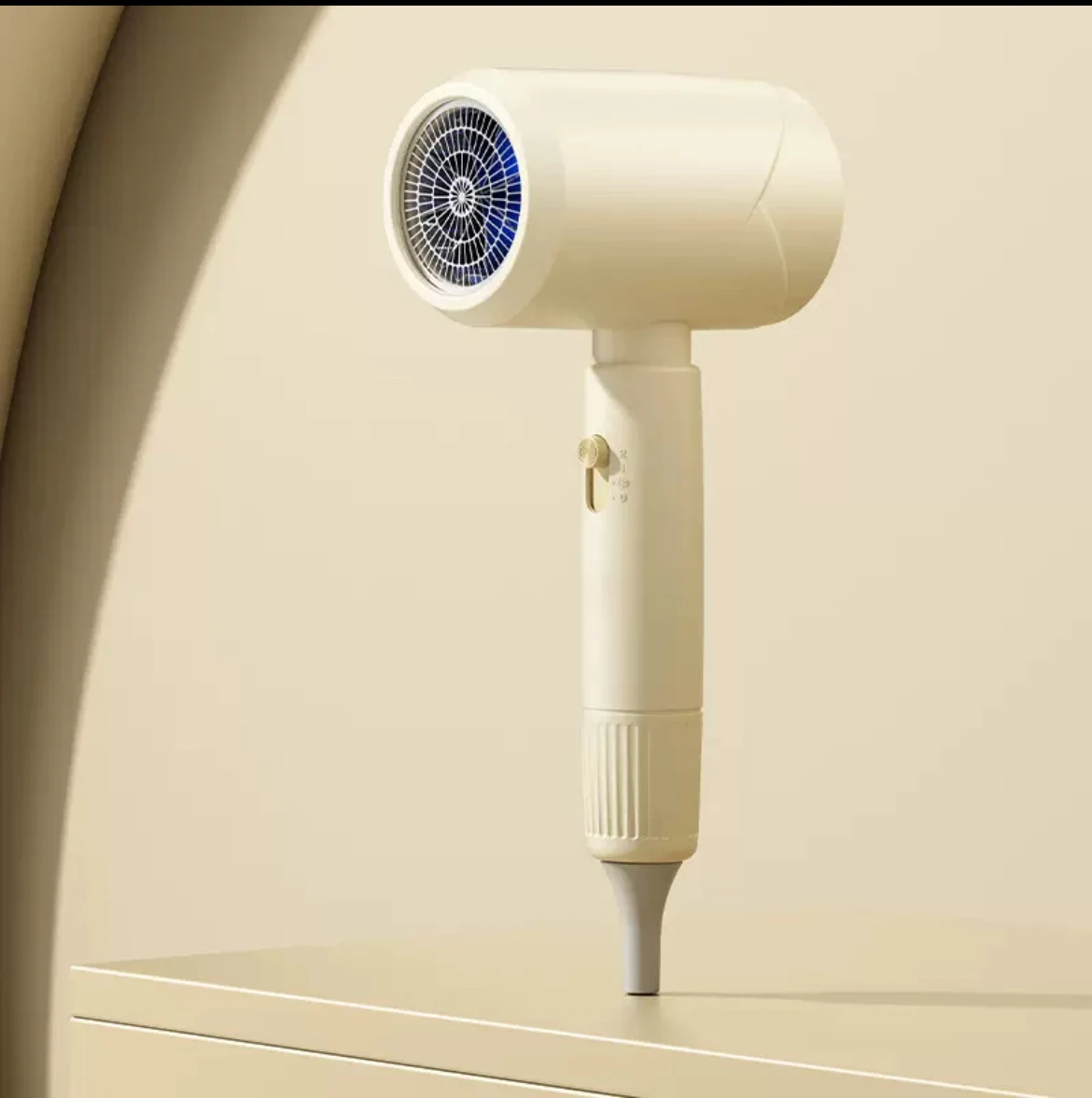 Профессиональный салонный фен с ионной защитой от тепла. Портативный для домашнего использования в отеле.