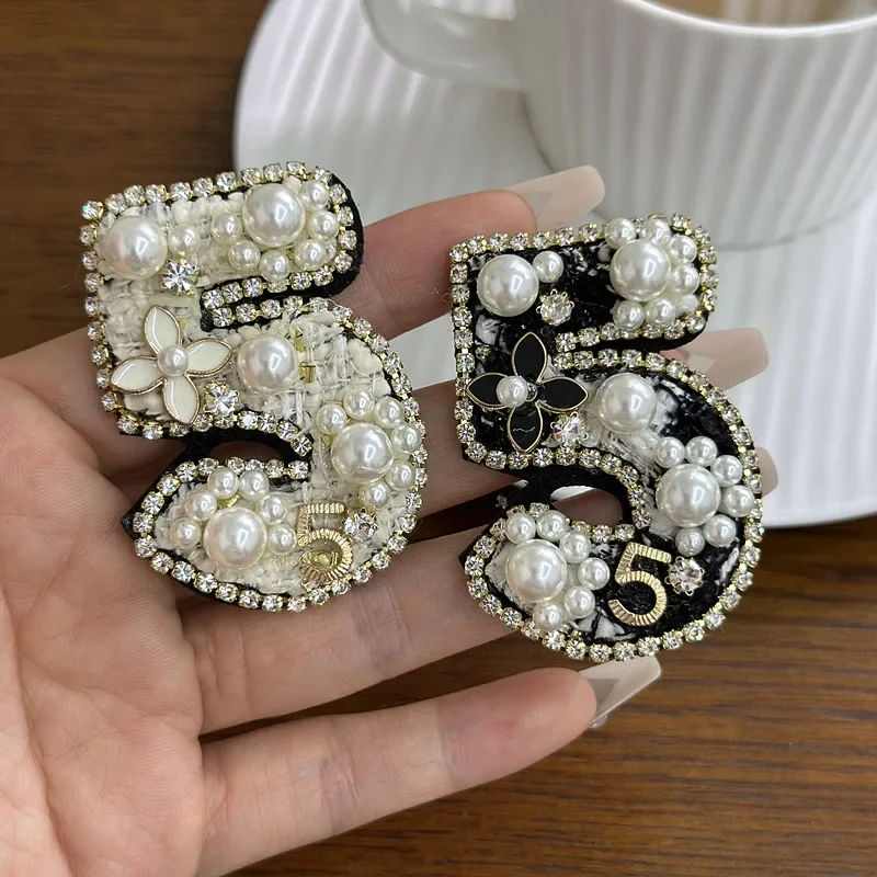 Korean Fashion Flower Brooches for Women Rhinestone Pearl Number 5 Corsage Luxulry Wedding Pearty Brooch Jewelry Accessories