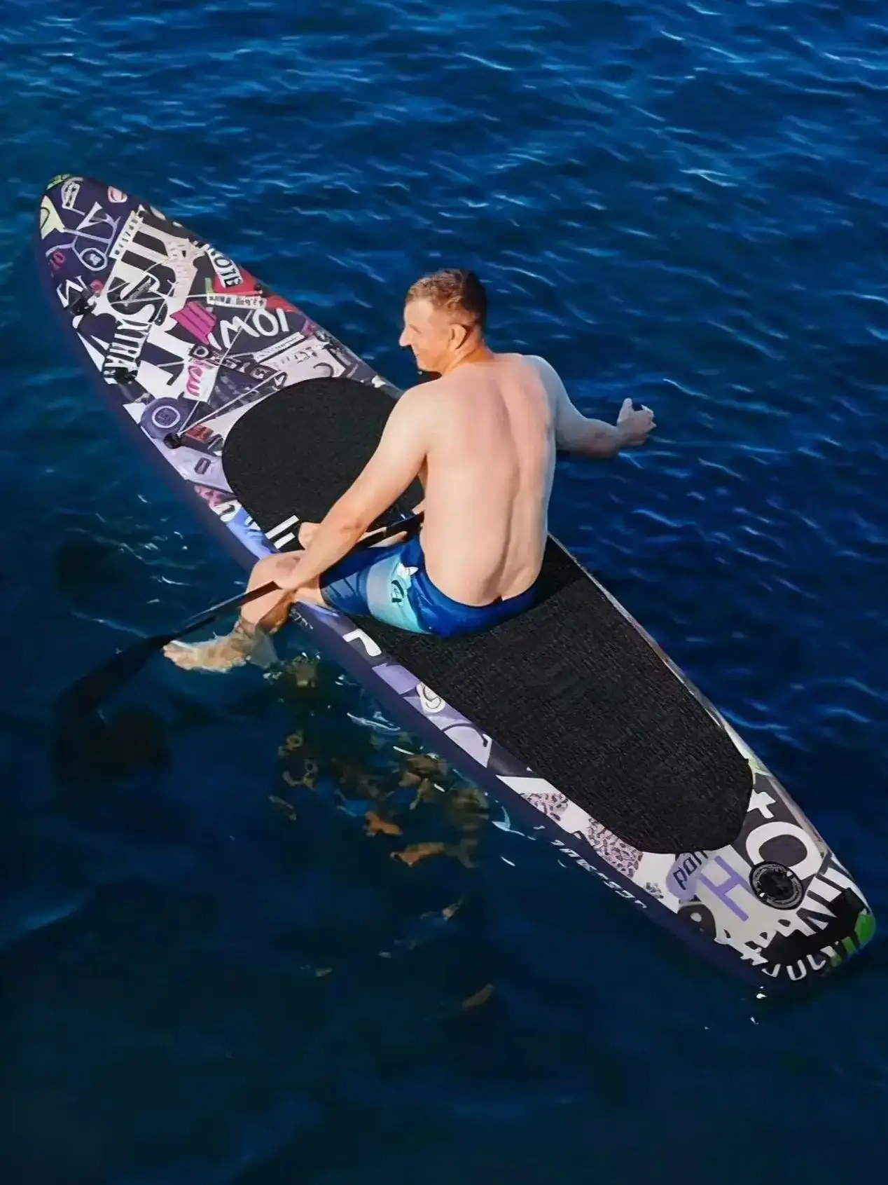 SANTASUP 10'6" Aufblasbares SUP-Board |   Straßengraffiti-Druck |   16 Pfund Nettogewicht |   Ideal für die Erkundung von Seen, Flüssen und Ozeanen.