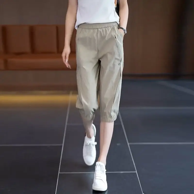 Pantaloni casual con protezione solare per le donne in estate sottile 2025 Nuovo stile semplice pantaloni a 5 punti con rilegatura alla caviglia Pantaloni da lavoro