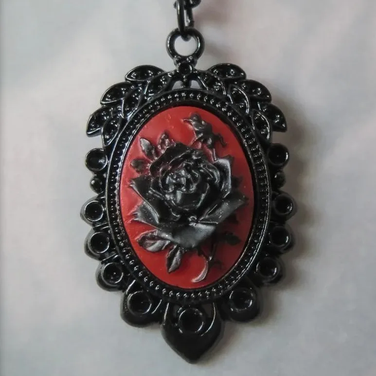 Collana con cammeo rosa nera gotica Donna Ragazza Pagana Alternativa Strega Accessori per gioielli Regalo Girocollo con ciondolo rosa nera vintage