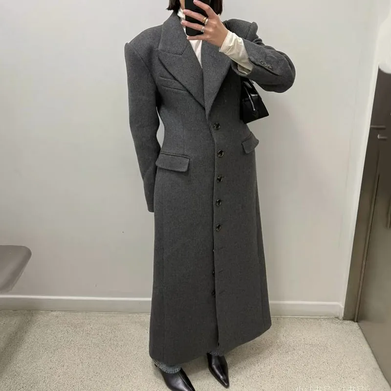 A retro-style woolen long coat with a large lapel, single-breasted buttons, a slimming waist and knee-length windbreaker