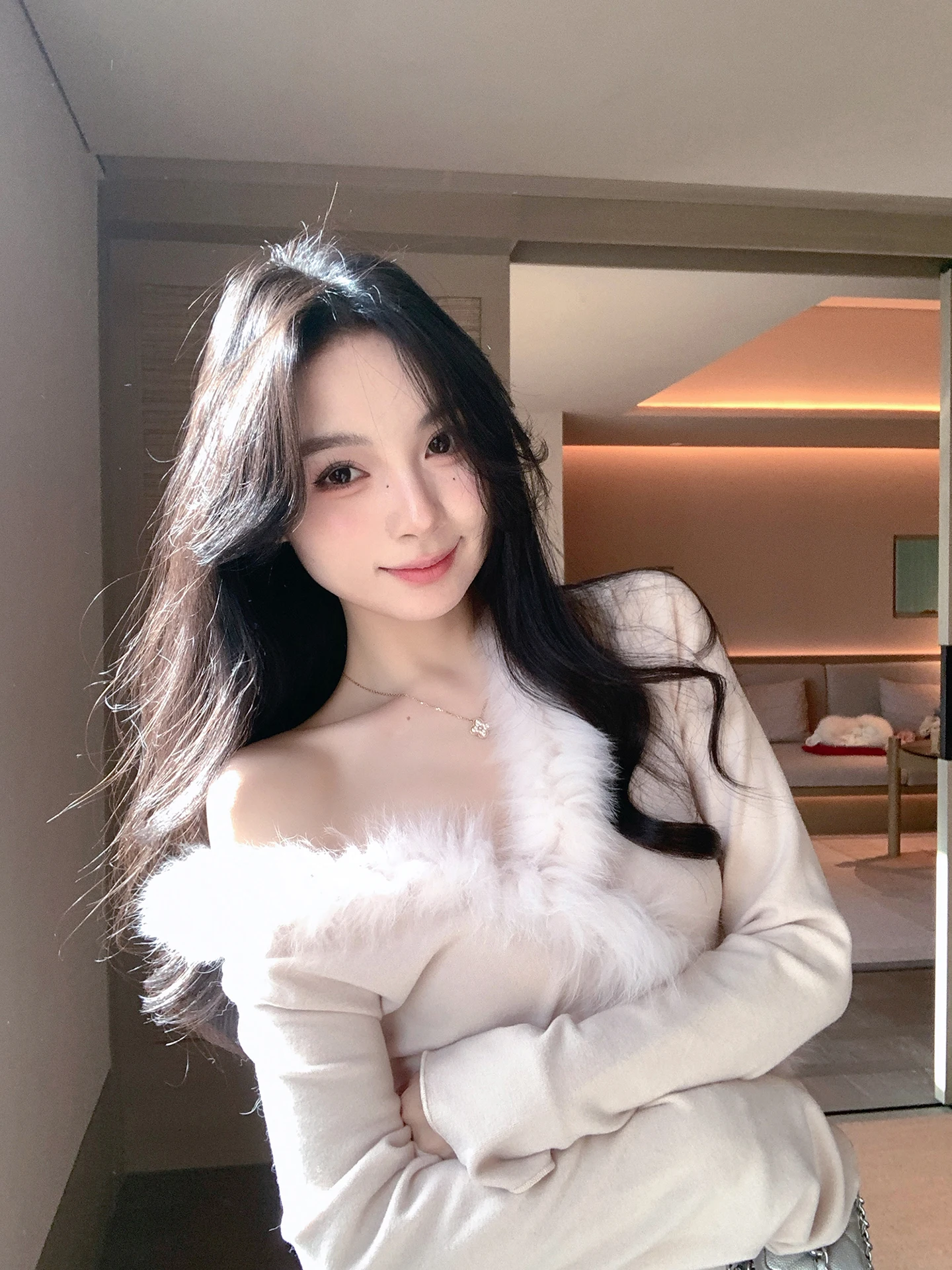 

White Shoulder-baring Long Sleeve T-shirt Women's Winter New Style Base Layer Shirt Slant Shoulder Pure Desire Style Sweet Style