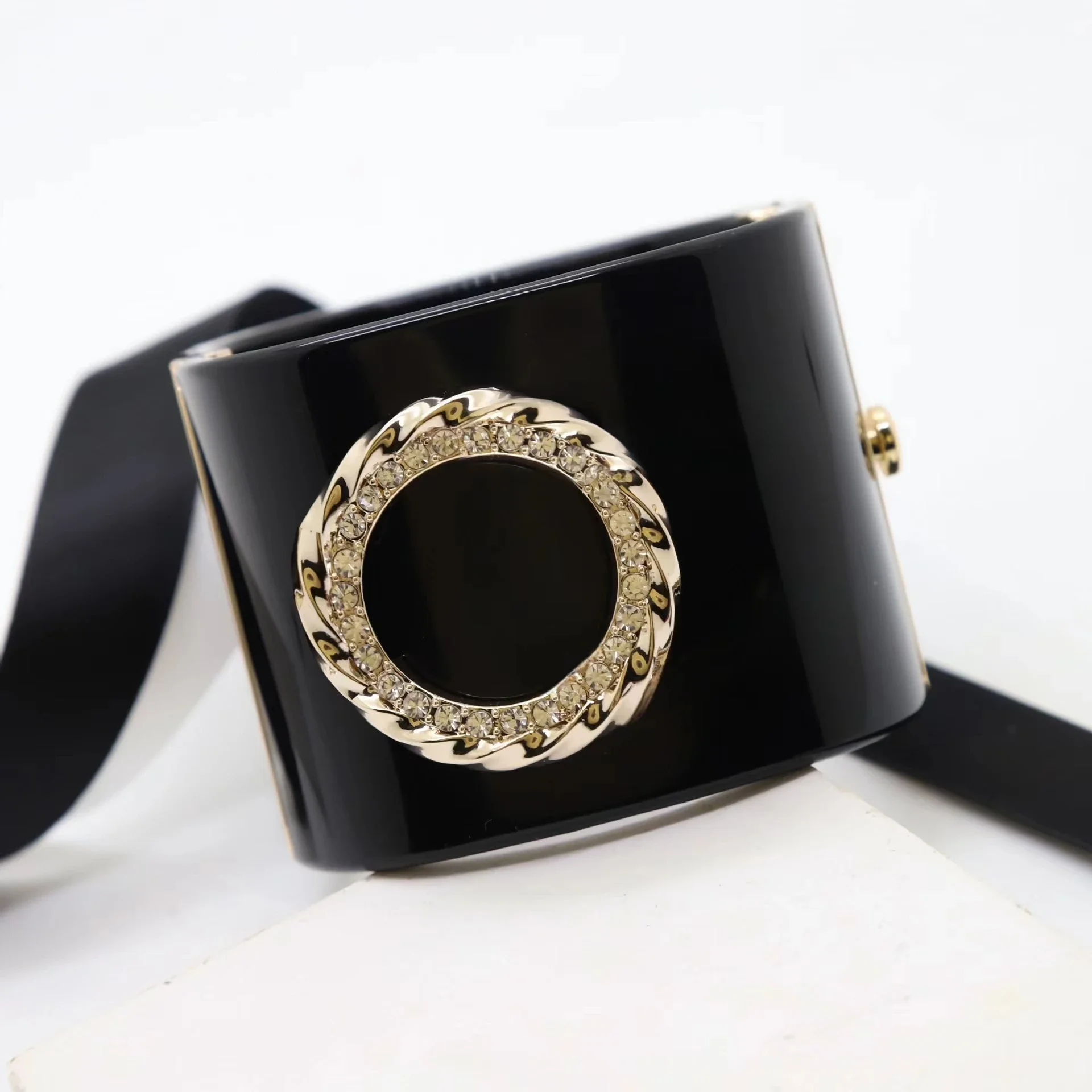 

Europe and the United States exaggerated high quality light luxury buckle rhinestone resin bracelet