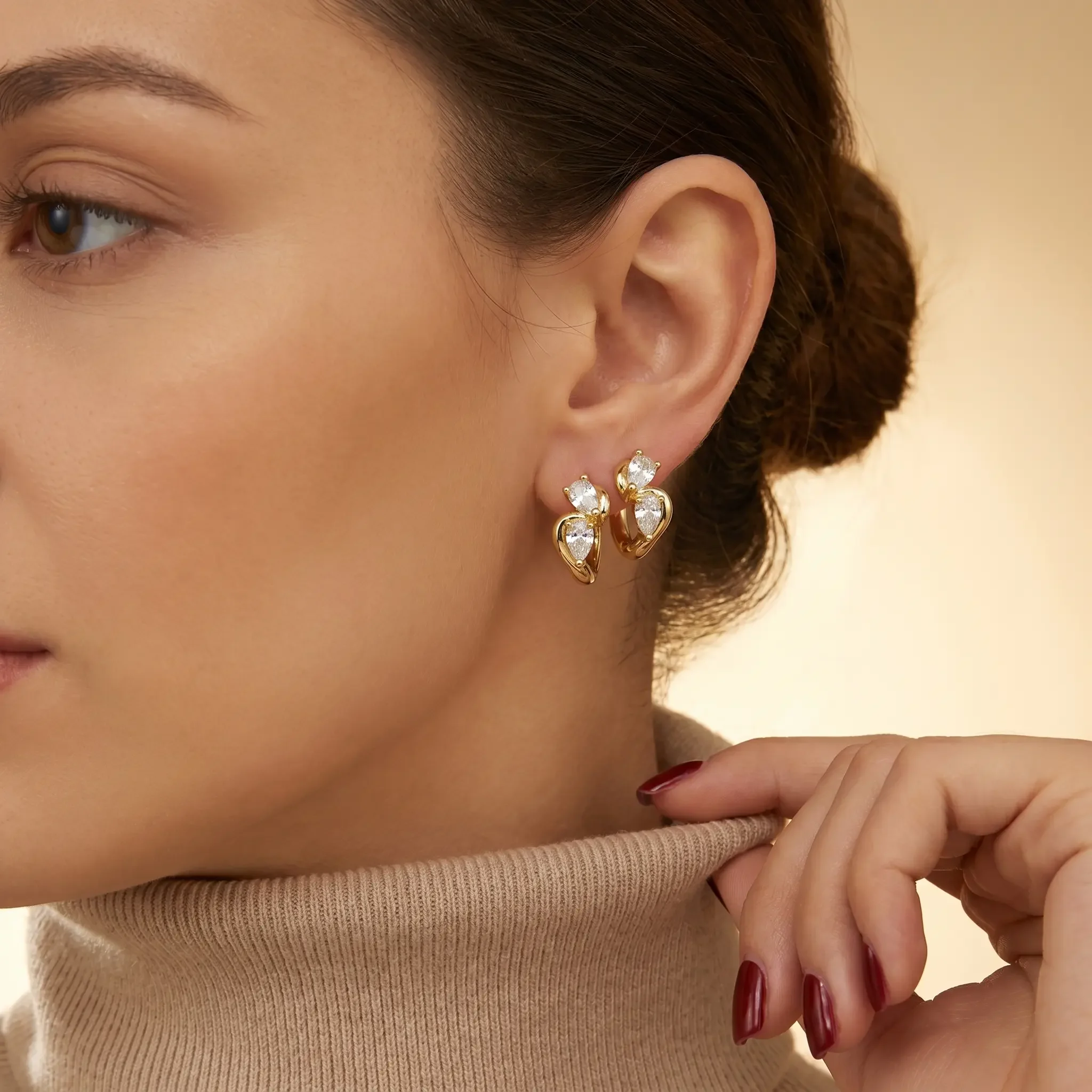 Moonmory Minimalistische Luxus-Ohrringe aus Messing mit gedrehter Birnenform für Damen, 14 Karat Gold, doppelt vergoldet, Marquise-Kontur-Tropfen-Huggie-Ohrringe – Detail 4
