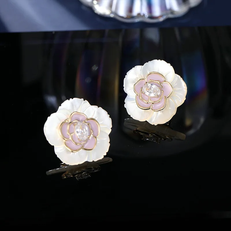 جديد المتخصصة المينا كاميليا الأقراط S925 الفضة إبرة المتخصصة تصميم الأقراط الطبيعية أم اللؤلؤ قرط صغير زهري