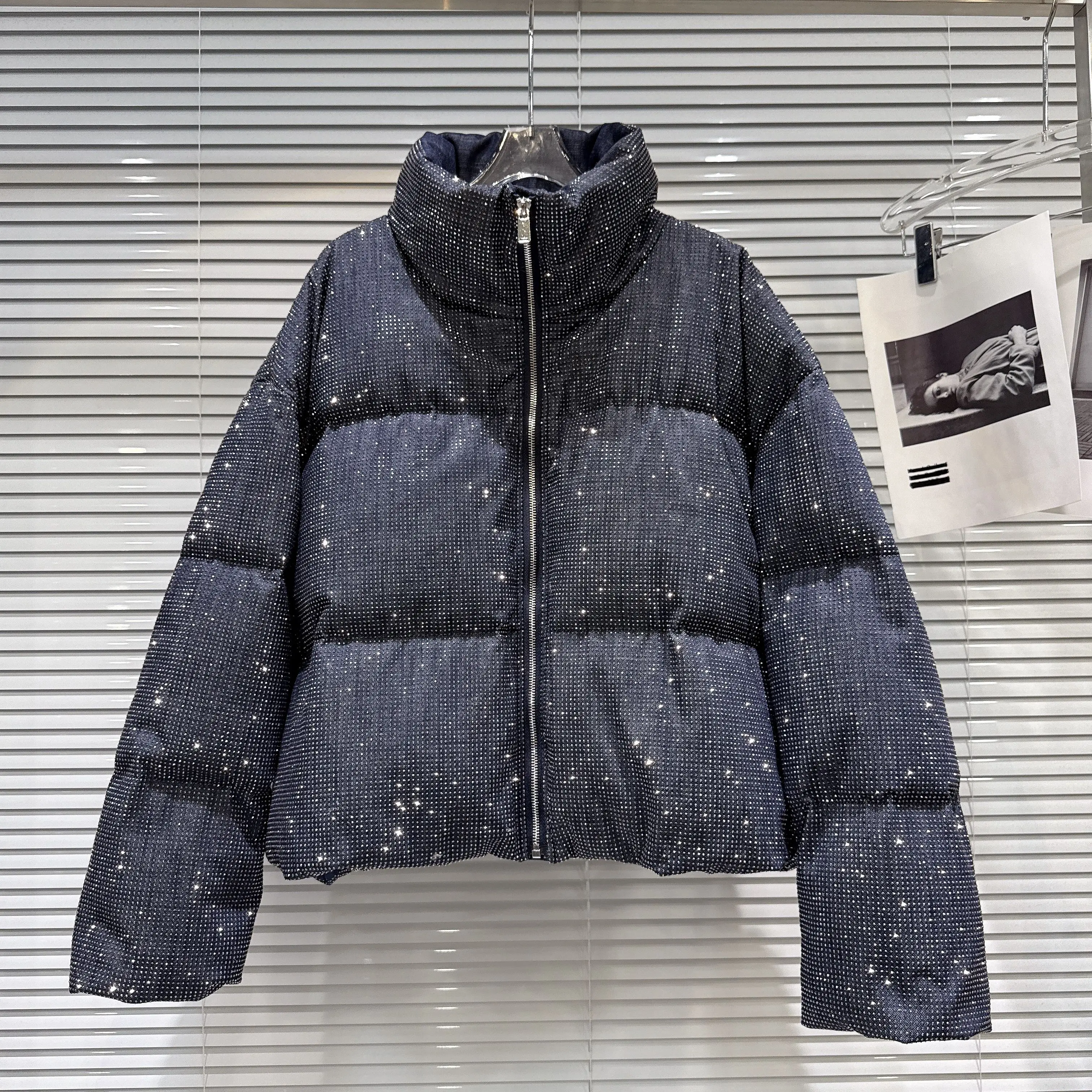 سترة منتفخة من قماش الدنيم بحجر الراين المرصعة بالنجوم على الموضة الثقيلة لشتاء 2025، معطف قطني عصري، ملابس خارجية للسيدات