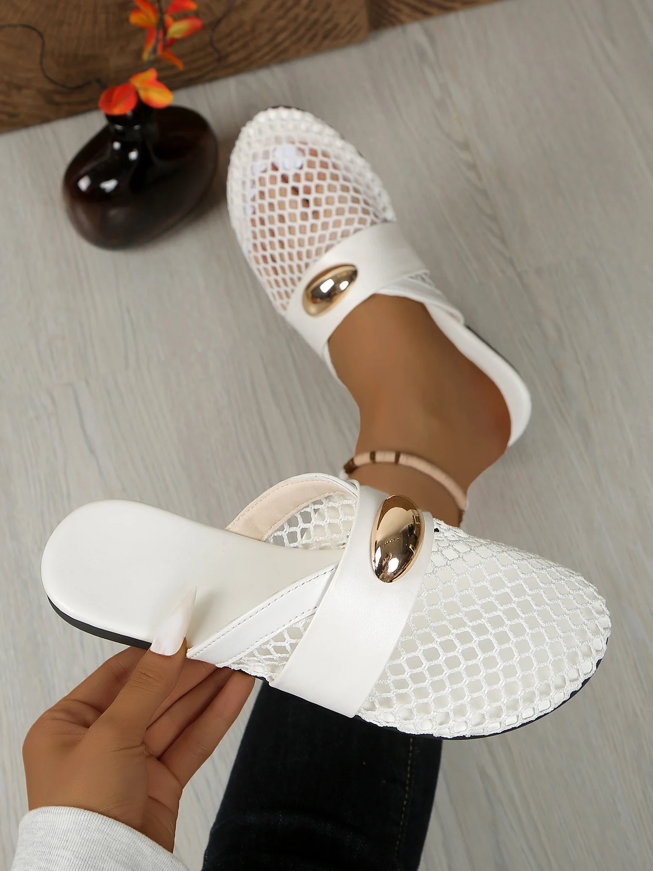 

New Women Flat Slippers Summer Fashion Mesh Sandals Hollow Breathable Casual Slippers Outside Comfortable Slip On Beach Slides