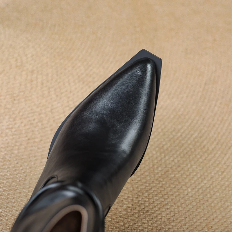 حذاء نسائي جديد للخريف والشتاء مصنوع من جلد البقر بمقدمة مدببة وعجل بكعب عالٍ للدراجات النارية حذاء قصير على الموضة الغربية