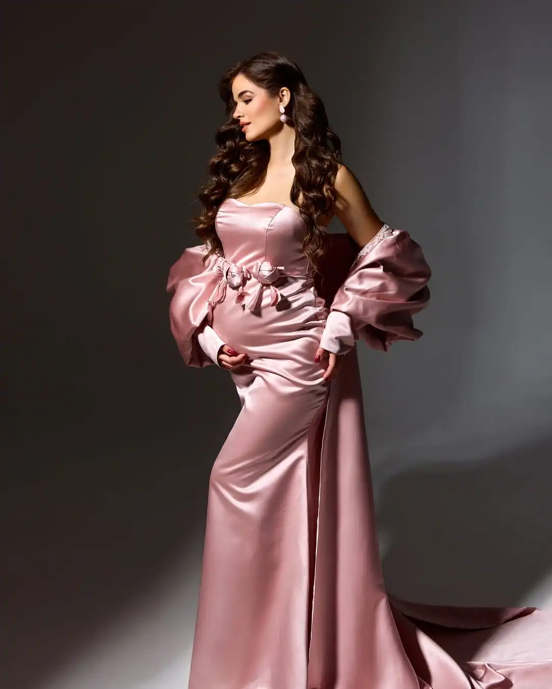 Eleganckie różowe satynowe sukienki ciążowe typu syrena na rok 2025, dwuczęściowe, ręcznie robione kwiaty, suknie na baby shower i przyjęcia, szyte na miarę.