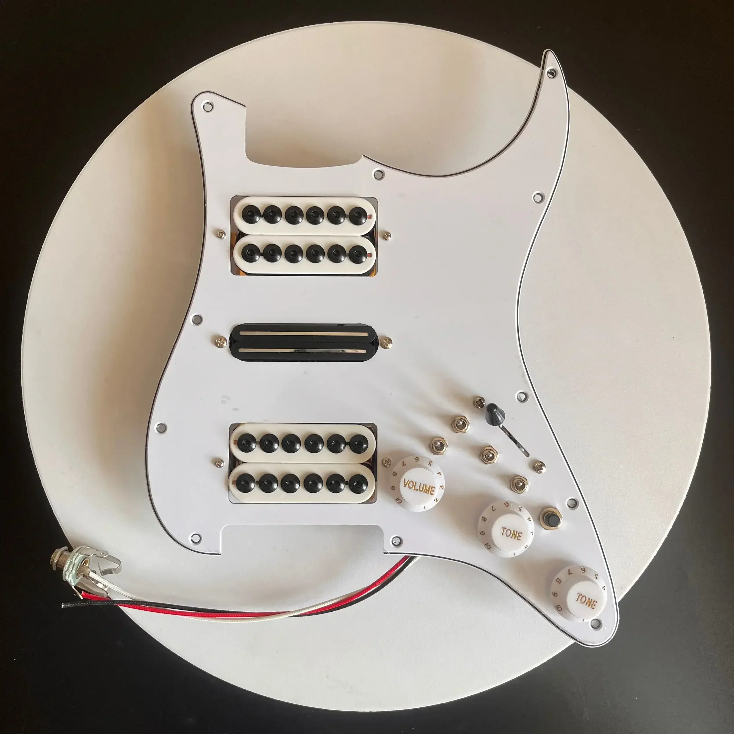 

HSH Guitar Prewired Loaded Pickguard Set With White Humbucker Pickups Set Coil Splitting Switch For ST Electric Guitar