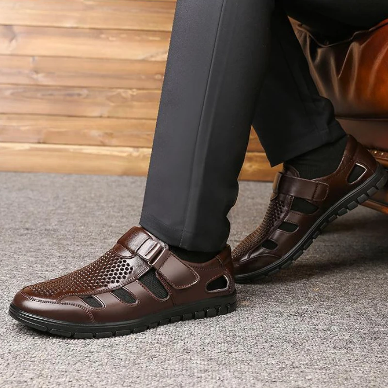 Sandálias de couro genuíno masculino, sapatos casuais de negócios de luxo, sapatos de trabalho antiderrapantes ocos, confortáveis, novos, verão